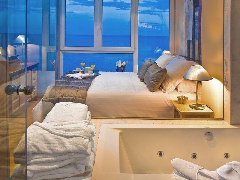 Benidorm es mucho más que bullicio, noches de fiesta y playas atestadas de turistas. En la ciudad levantina encontramos  el hotel Villa Venecia Boutique Gourmet , un oasis de tranquilidad y lujo de inspiración mediterránea y rincones únicos, perfecto para una escapada romántica a la Costa Blanca en la que disfrutar de unas impresionantes vistas panorámicas al mar, un trato personalizado, el relax de su exclusivo spa, o saborear las cálidas noches con la tranquilidad de su terraza 'chill out'.