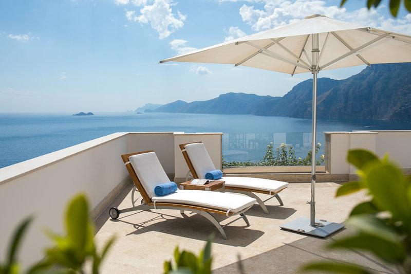 La elegancia y sofisticación italiana se unen a la tranquilidad de un pintoresco acantilado enclavado en el maravilloso pueblo de Praiano, en el corazón de la Costa Amalfintana. Allí se levanta  el hotel 'adult only' Casa Angelina Lifestyle , un encantador recinto de poco más de 40 habitaciones que nos invita a dormir envueltos en sábanas de Etro, brindar con champagne en alguna de sus terrazas privadas con vistas sobrecogedoras, recorrer alguna de las exclusivas calas de la zona en el barco del hotel o asistir a una clase de meditación al atardecer, justo antes de disfrutar de la noche en su piano bar.