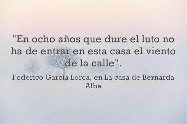 Este fragmento pertenece a 'La casa de Bernarda Alba'. de Federico García Lorca, una obra que cuenta la historia de Bernarda Alba, que tras haber enviudado por segunda vez a los 60 años, decide vivir los siguientes ocho años en el más riguroso luto. Como trasfondo, el fanatismo religioso, el miedo a descubrir la intimidad y la 'España profunda' de principios del siglo XX caracterizada por una sociedad tradicional en la que el papel de la mujer es secundario.