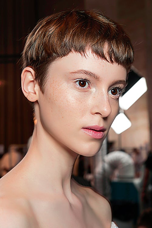 No hay nada peor en un desfile que las modelos estén poco favorecidas (y no es algo muy extraño). Pero no es el caso de Victoria, que trabaja con Estée Lauder y juega siempre en términos de equilibrio. Poca intensidad de color en el maquillaje (fresco y siempre favorecedor) y peinados naturales que simulan espontaneidad.