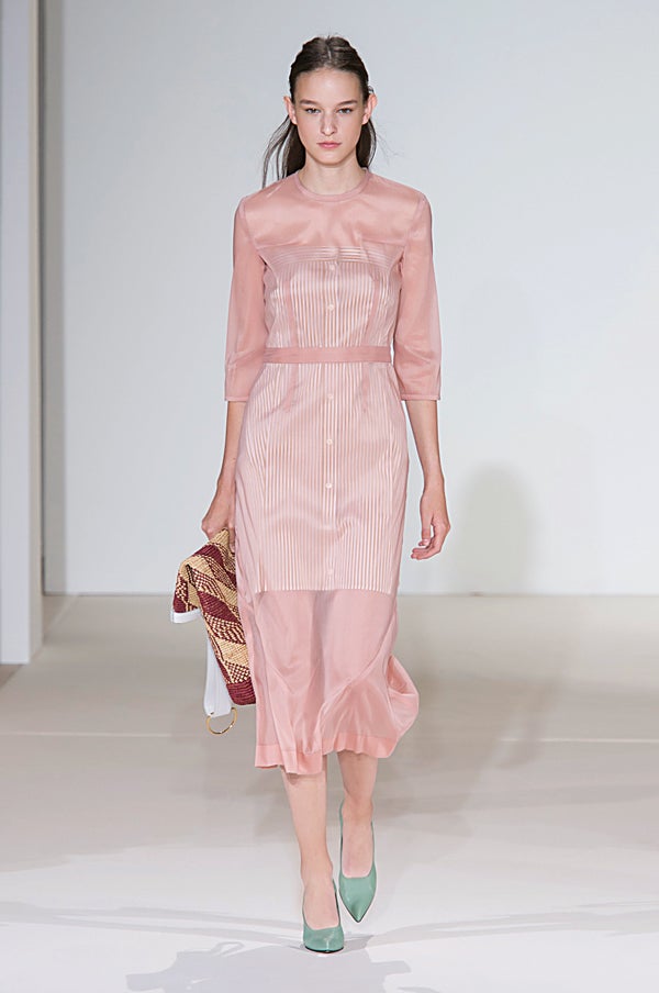 Evita la silueta ceñida y propone una feminidad cómoda: delicada, pero sin cursilería. Es maestra en encontrar el equilibrio entre la realidad comercial y la ficción creativa.