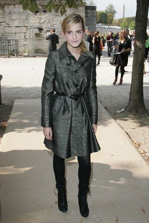 Todavía le salía su típica mueca sonriente y nerviosa al cumplir 18 años. Los celebró con su primer 'front row', en un desfile de Dior en París. Acudió con un trench metálico de la firma francesa.