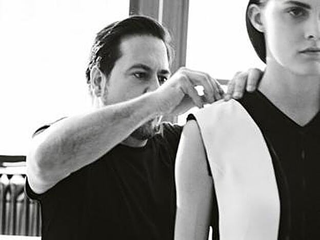 Narciso Rodriguez con una de sus modelos