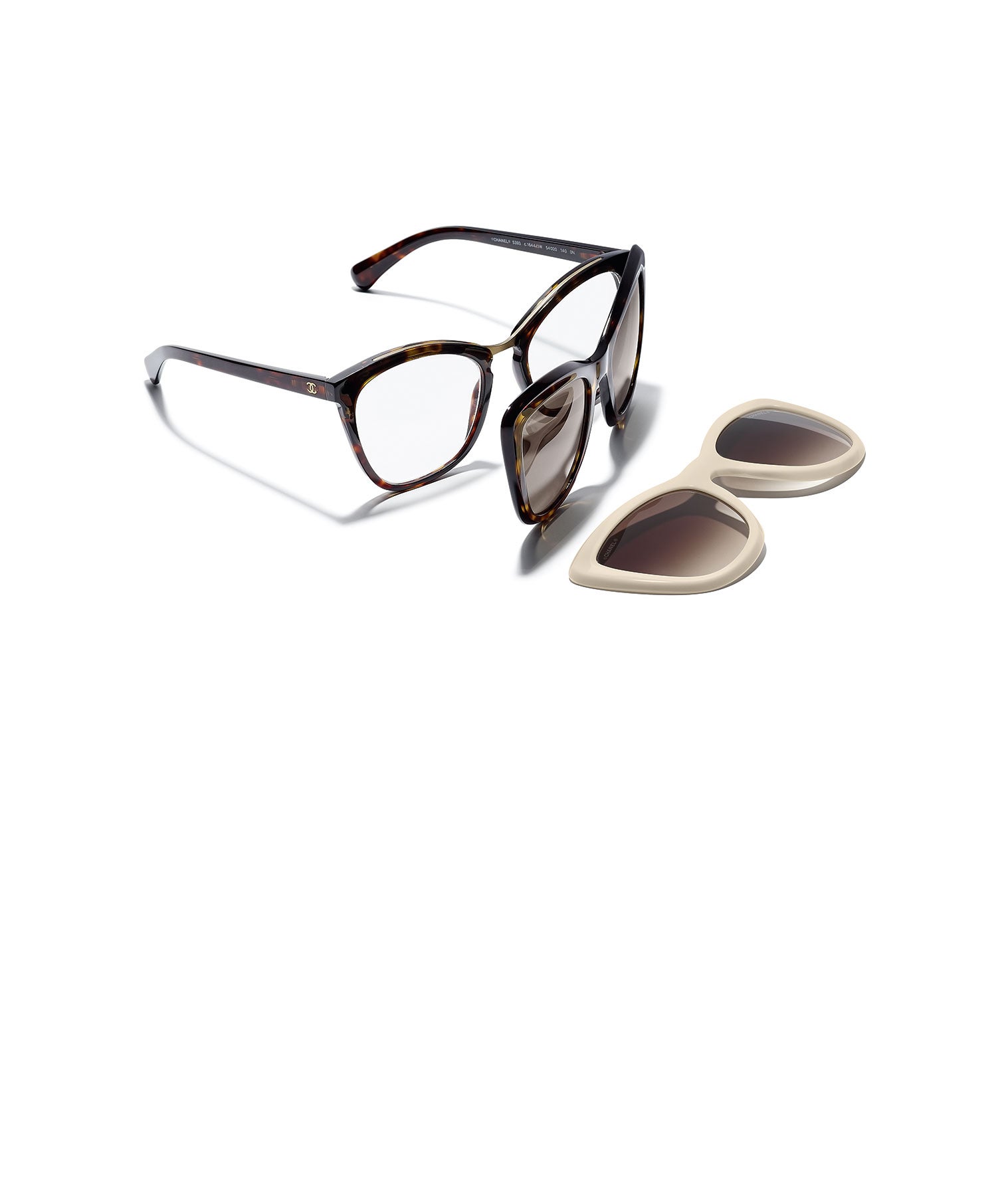 Pudimos verlas en el desfile de la colección de primavera, pero ahora Chanel saca al mercado su original y superpráctico set de gafas ópticas y de sol, una propuesta de tres modelos en uno. Con base de gafas ópticas, el set consta de otras dos monturas de sol intercambiables, que se ponen y quitan con facilidad, gracias a un sistema magnético de fijación.