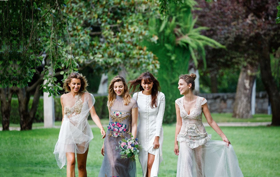 Silvia García, Cristina Duato, Mayte de la Iglesia y Paloma Bloyd posan con sus vestidos soñados en los jardines de La Casa de Mónico.