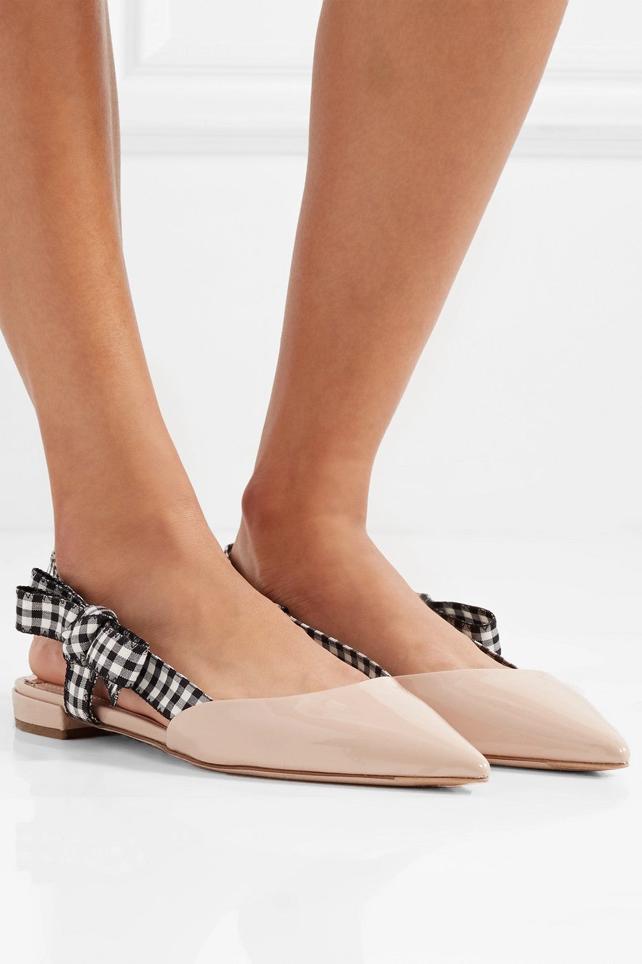 Si buscas un zapato para reutilizar después de tu boda, estas bailarinas de charol nude con detalle de vichy en contraste de Miu Miu, son perfectas. Precio: 490 euros en Net-a-Porter.