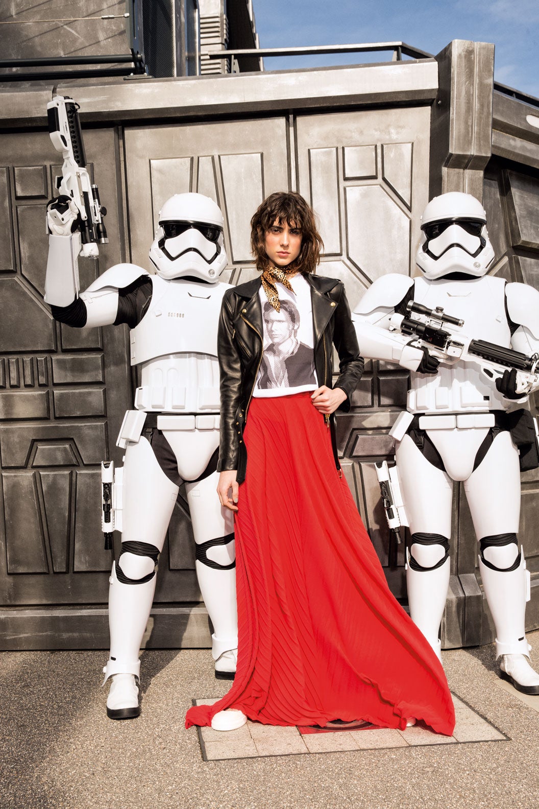 Entre dos soldados imperiales, total look de falda, camiseta, cazadora y pañuelo de Alvarno.