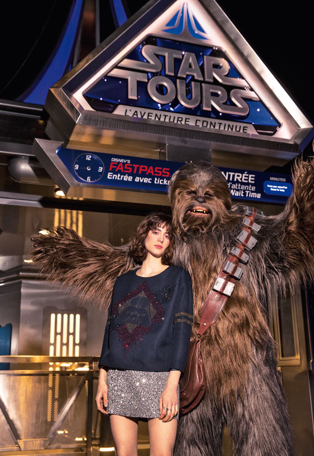 Junto a Chewbacca, sudadera de Alvarno y falda de Zara. Los anillos son de Swarovski.