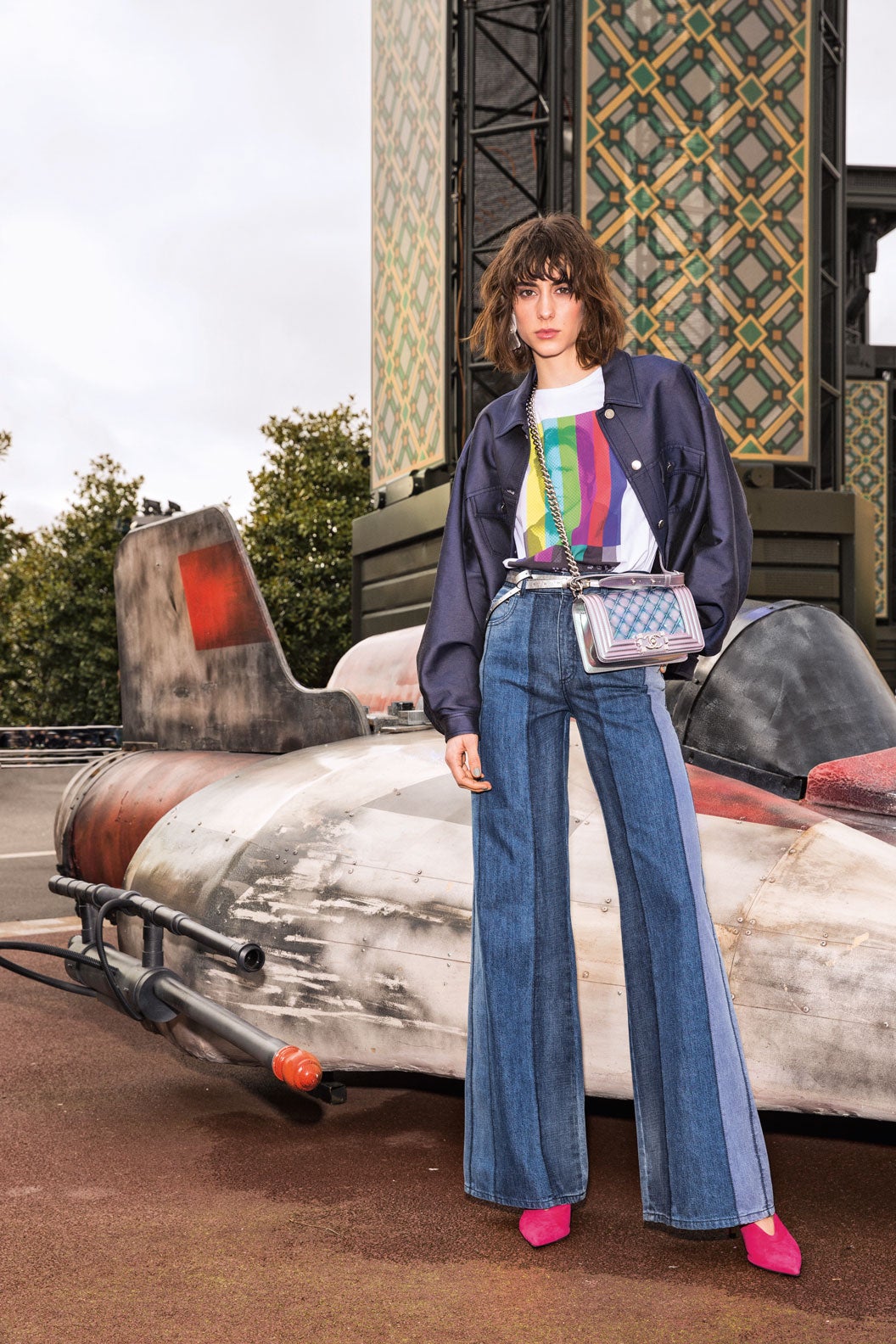 Chaqueta de Sportmax, camiseta de Alvarno y pantalón de Dior. Bolso Boy de Chanel; cinturón de M Missoni; y mules de Mascaró.