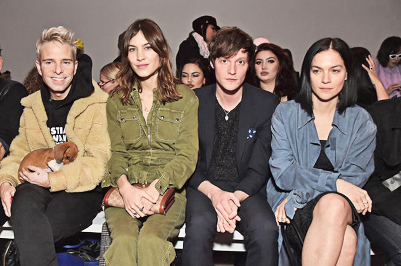 Alexa Chung es solo una de las muchas influencers que lo lucen en desfiles y en su día a día.