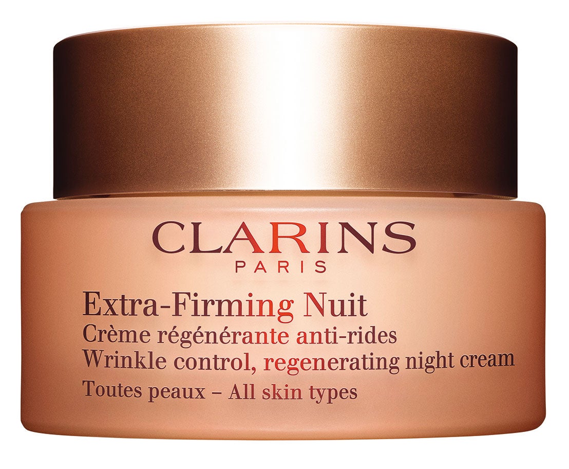 Y se mantiene a pleno rendimiento hasta las dos de la mañana. Pero, claro, para que funcione tienes que estar dormida. Eso implica meterte antes en la cama (las 11 debería ser tu hora límite) con la cara desmaquillada y fresca, y todos tus productos nocturnos aplicados. Extra-Firming Nuit de Clarins (90,50 €).