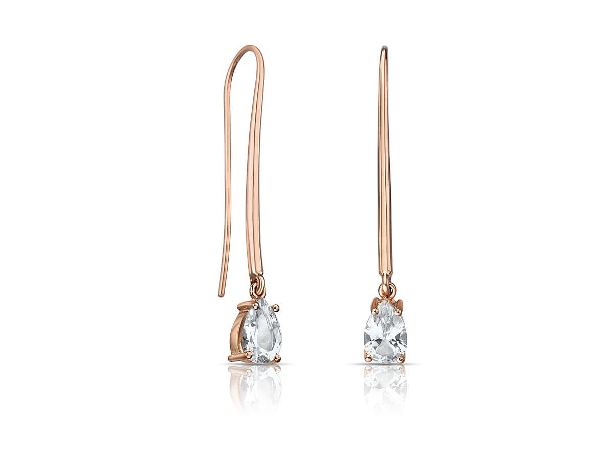 Y aunque el anillo es la joya más importante de un look, no hay que restarle importancia a los pendientes. Estos pendientes son de plata de primera ley vermeil rosé y tienen un topacio blanco talla pera.