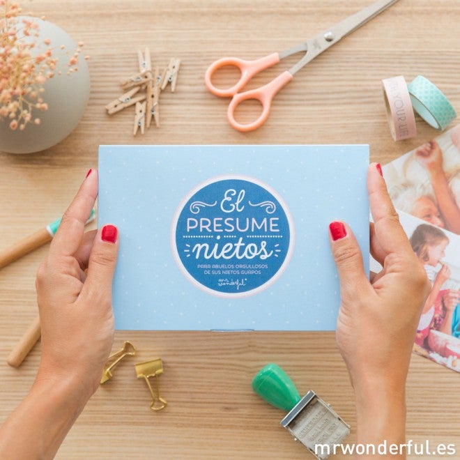 Y para las abuelas más orgullosas también hay sorpresas. ¡El presume nietos! Nada le hará más ilusión que el simple hecho de rememorar los mejores momentos que han vivido juntos. 9.90€