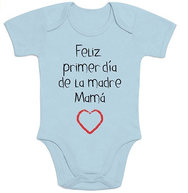 Este body personalizado de Amazon puede ser un regalo muy especial para esa mamá primeriza y su pequeño bebé, así podrán celebrar juntos el primer Día de la Madre. (15,99 euros)