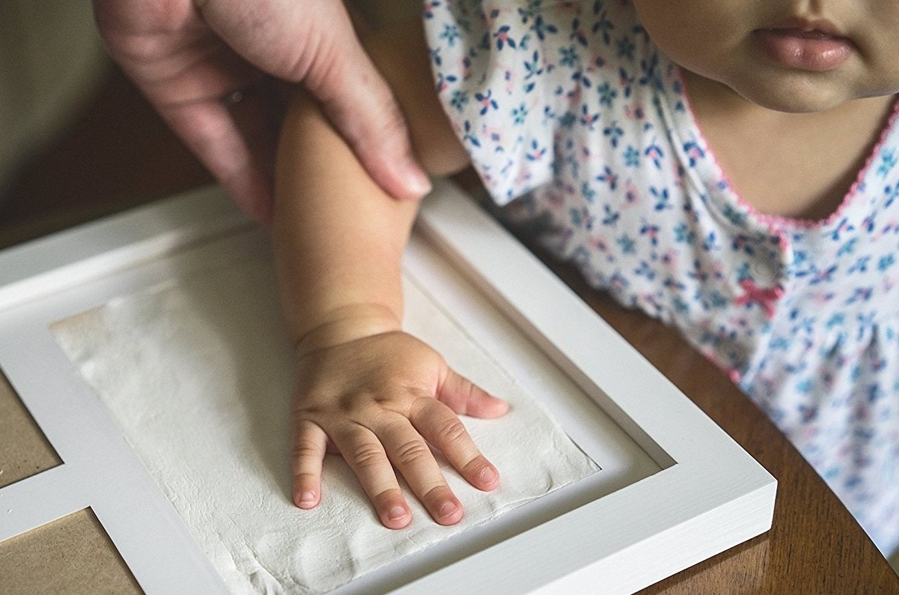 Regala el Día de la Madre una experiencia que la mamá primeriza y su bebé nunca olvidarán. Se trata de un marco para colocar dos fotografías y la posibilidad de que el pequeño plasme su huella para toda la vida. Este es de Pookie Boo (22 euros), pero puedes encontrar más tamaños y colores en Amazon.