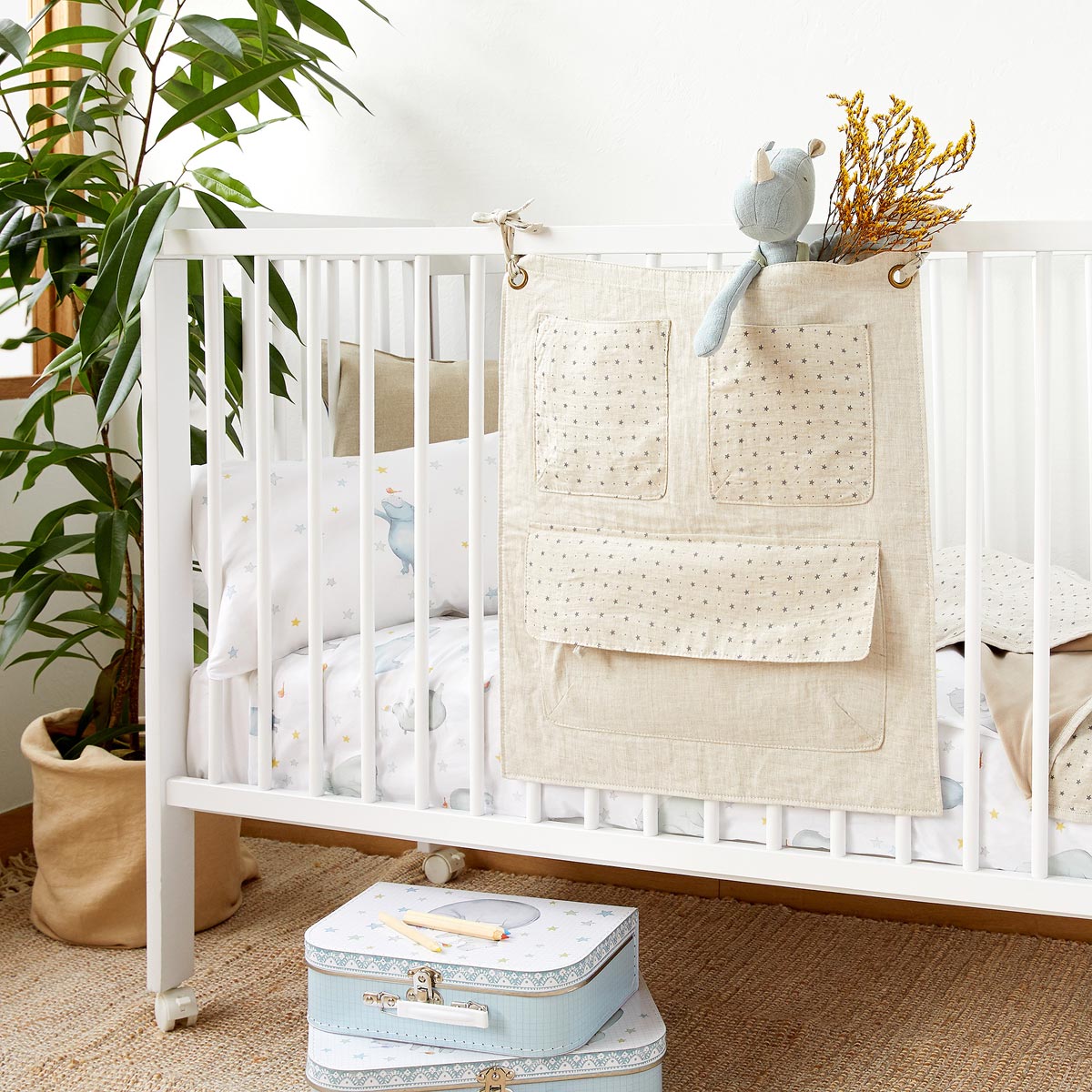 En Zara Home Kids encontrarás ideas tan buenas como este organizador que la mamá primeriza puede colgar en la cuna para tener todo localizado. (19,99 euros).