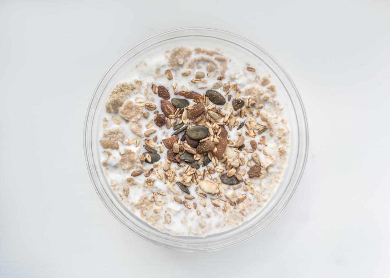 La avena es un cereal perfecto para mantenerte satisfecho durante más tiempo ya que enlentece la digestión y ayuda a la absorción de carbohidratos y a mantener el colesterol bajo. Contiene fibra, carbohidratos con almidón, vitaminas, minerales y grasas saludables.