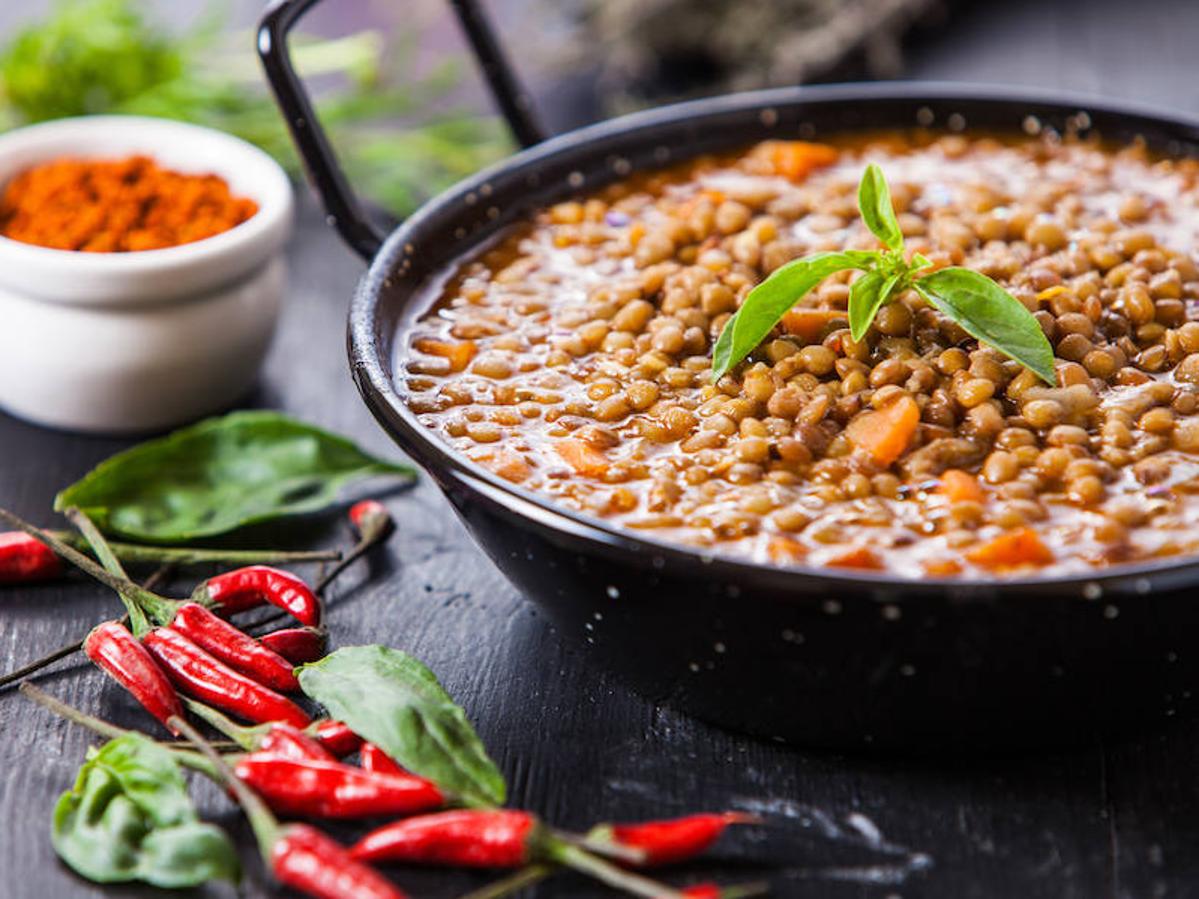 Tanto las lentejas como los frijoles son ricos en almidón resistente, un carbohidrato que pasa a través del estómago sin ser digerido y se fermenta en el Intestino Grueso. Este proceso hace que el cuerpo utilice la grasa almacenada como combustible.