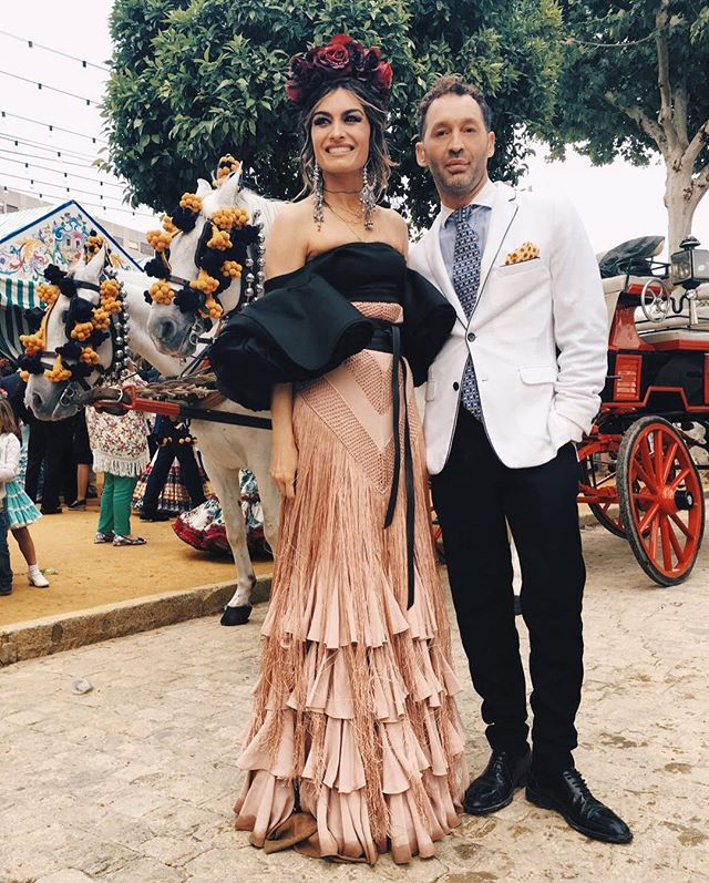 Uno de sus looks de flamenca lo remató con una corona de flores a lo Frida Kahlo