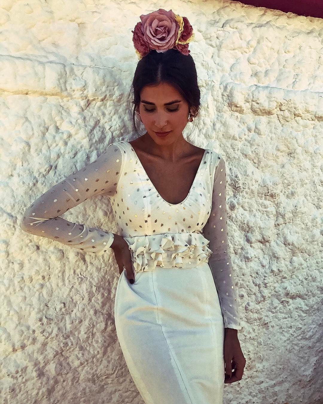 La influencer de Valencia apostó por un vestido beige con detalles dorados y volantes debajo del pecho