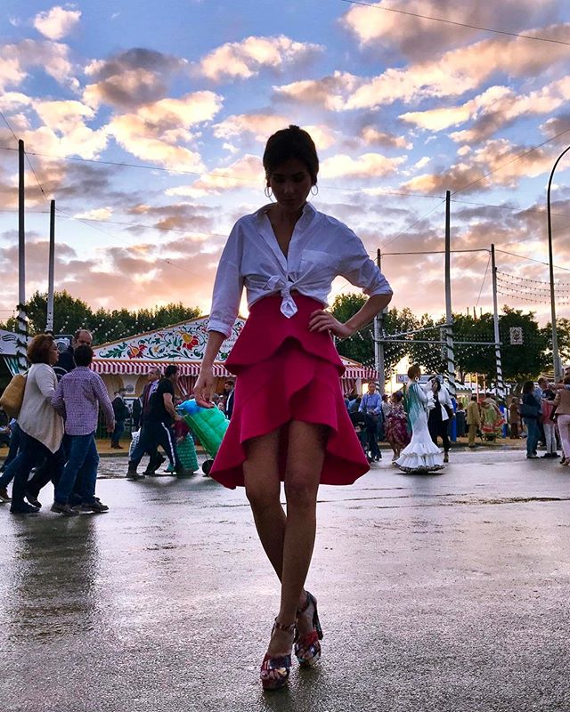 Como este conjunto con falda de volantes de Zara y camisa de estilo masculino anudada en la cintura que completó con aros dorados