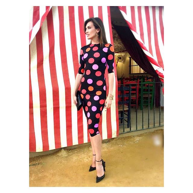 De calle o de flamenca, a la feria hay que ir elegante. Nieves Álvarez estaba espectacular con un diseño de lunares de María Escoté