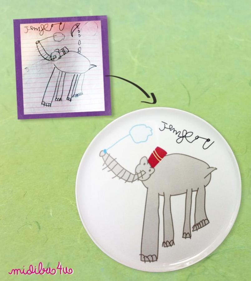 ¿Recuerdas ese dibujo del peque que le hizo tanta ilusión y que estuvo días pegado en la nevera con un imán? Ha llegado la hora de inmortalizarlo. En  Midibu4U  te dan decenas de opciones originales y divertidas para personalizar el regalo del Día de la Madre, pero esta del plato de pizza nos ha encantado.