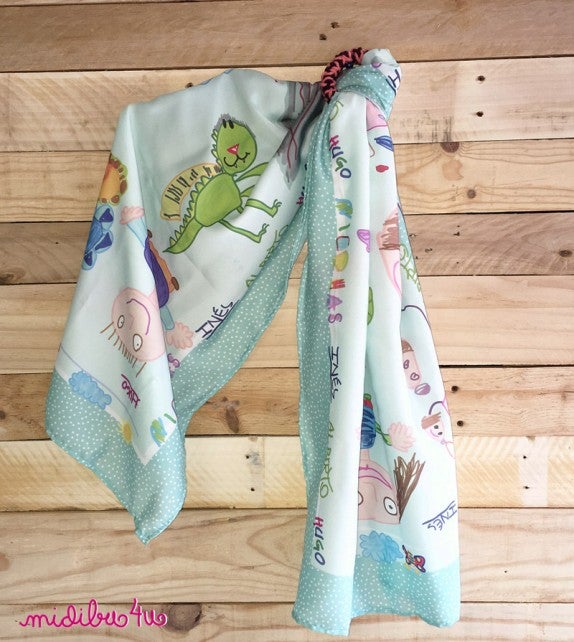 ¿A que adora los dibujos de sus nietos? Si quieres sorprenderla con un regalo original, echa un ojo a las propuestas de  Midibu4U  para personalizar todo tipo de objetos con dibujos infantiles. Este pañuelo de seda queda precioso. ¿A tu niño también se le da genial dibujar dinosaurios? ¡Perfecto para esta idea!