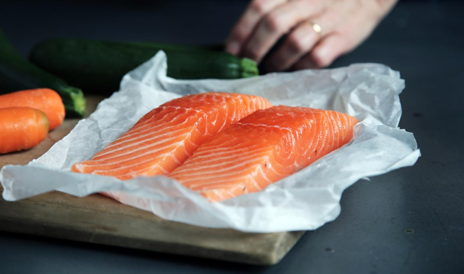 El salmón es un pescado con un alto contenido en ácidos grasos Omega3, hecho que te hará sentir satisfecha durante más tiempo, además también aumenta los niveles de Leptina, la hormona del apetito.