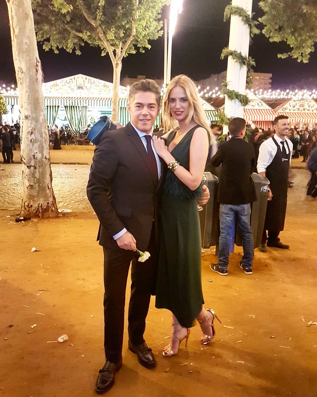 Para la noche, vestido asimétrico verde oscuro con sandalias doradas