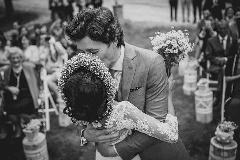 Aires boho chic, toques románticos, peinados con coronas de flores o trenzas para el pelo y mucha naturalidad.  ¡Que vivan las novias de primavera!