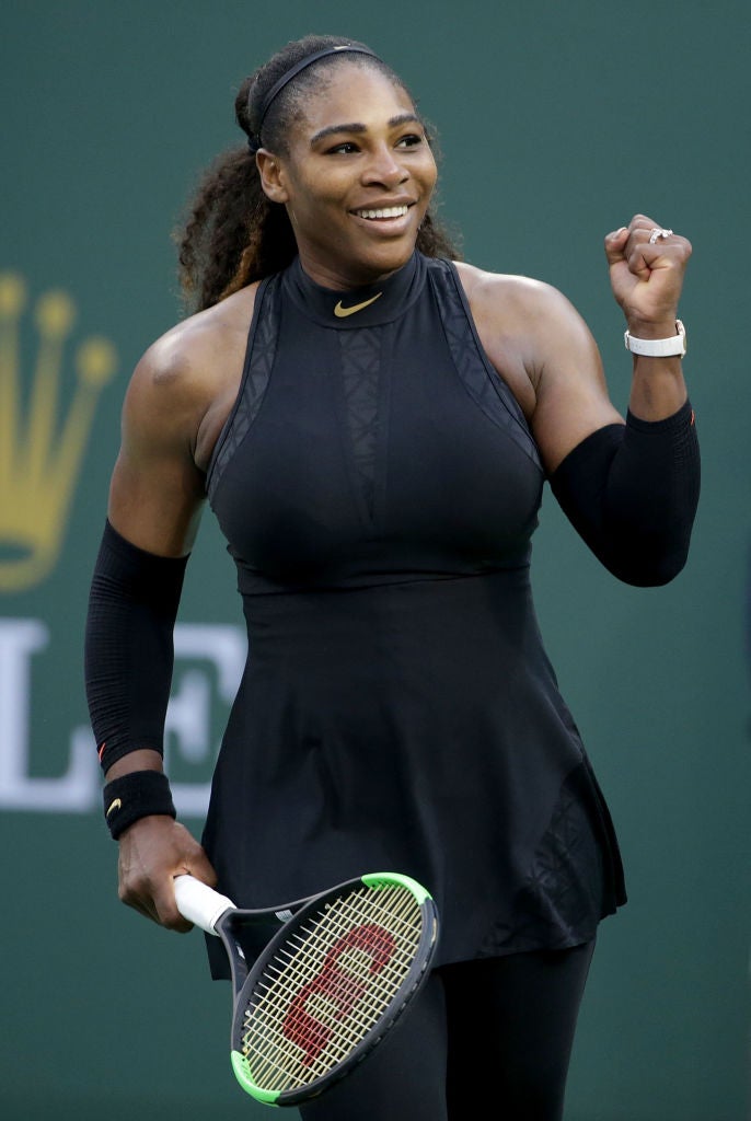 Serena Williams: Una de las mejores jugadoras de tenis de la historia. Ha optado a la primera posición en el ranking WTA durante más de 300 semanas. Una mujeres poderosa e influyente, cuyos  tres vestidos de novias fueron un boom en la moda total . ¿Lo recuerdas?