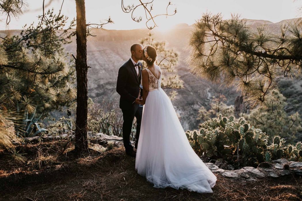 En primavera, los días son más largos, hay más horas de sol y todo se rodea de una atractiva luz natural que hará de los escenarios al aire libre una opción maravillosa para celebrar tu boda.
