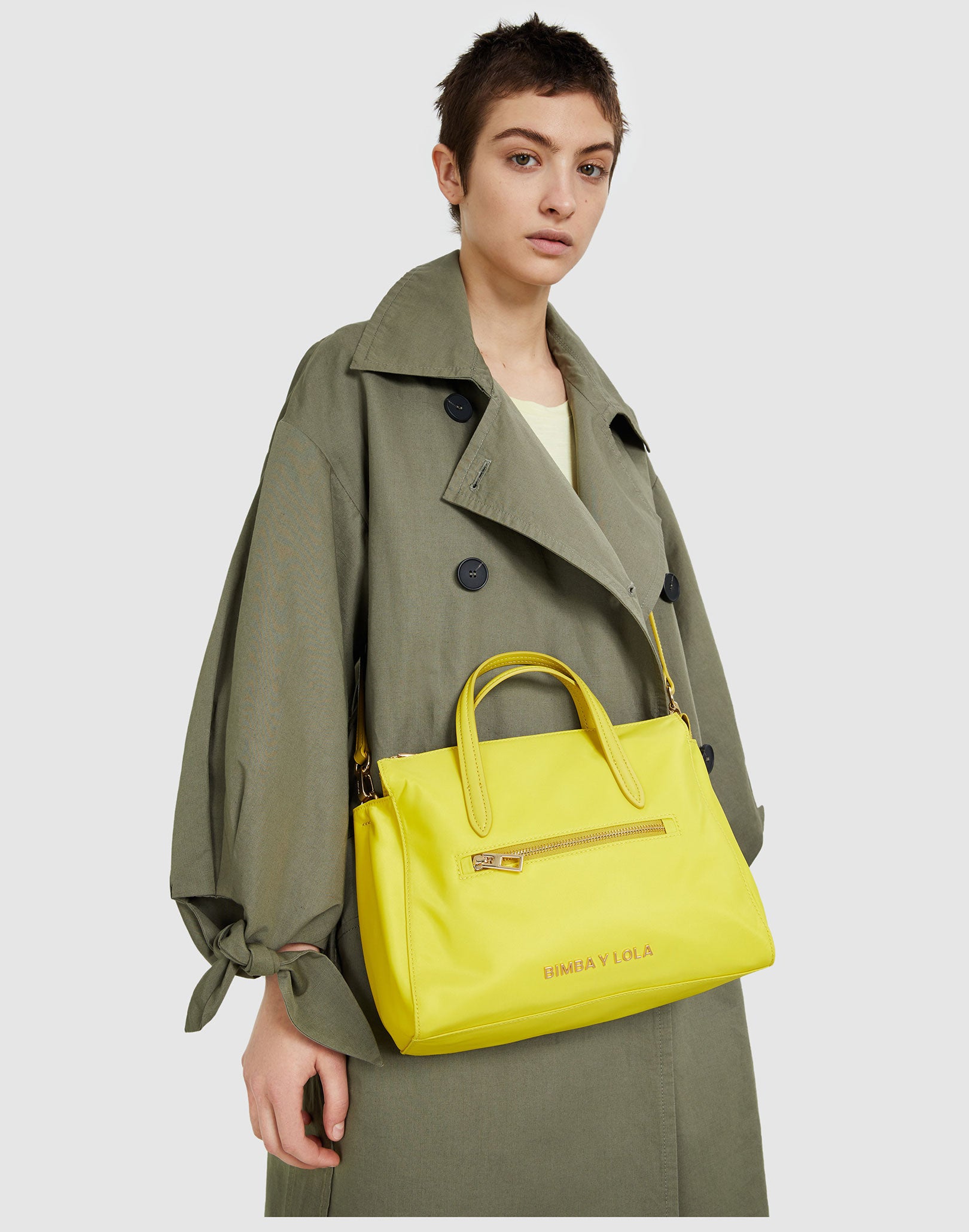 Bolso Tote amarillo de Bimba & Lola. (84 euros).
