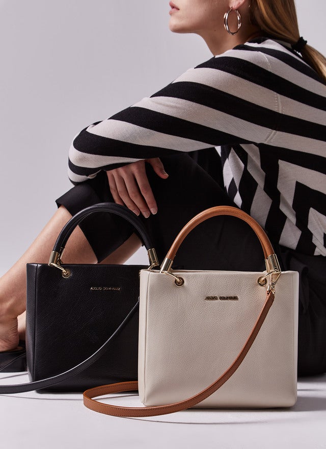 Bolsos City Bag de piel de Adolfo Domínguez en varios tonos. (214 euros).