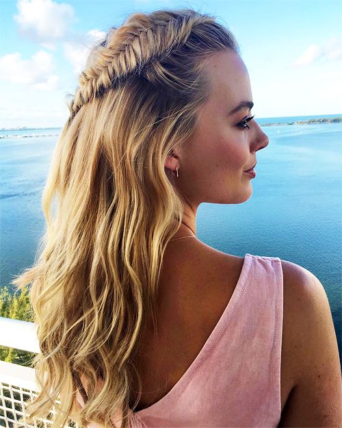 Antes de lanzarse al 'bob' que la ha colocado en el top 10 de la alfombra roja, Robbie nos mostró una buena colección de trenzas, aunque esta en espiga y lateral se lleva nuestro 'like'. Es perfecta para una boda en la playa.