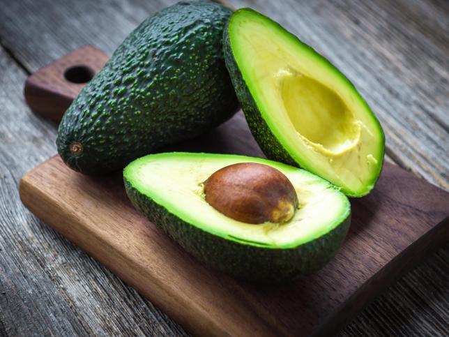 El aguacate aporta unas 230kcal. por cada 100gr. Es un alimento rico en ácidos grasos saludables, ácido fólico y potasio, por lo que es ideal para deportistas. Asimismo, algunas investigaciones revelan que ingerir el potasio que contiene el aguacate, por cada 100 gramos, es recomendable para reducir aquellas enfermedades relacionadas con la presión arterial como, por ejemplo los infartos. Y ¿cuándo es mejor tomarlo? La Dra. Cibrián afirma que una buena opción es incluir media pieza en el desayuno o en la comida.  Descubre 17 formas sanas de comer aguacate haciendo clic aquí.