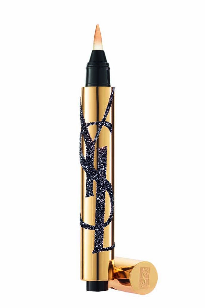 El iluminador de iluminadores en una edición limitada. Para atenuar, esculpir, iluminar… En formato lápiz, cómodo de usar en cualquier lugar y perfecto para hacer retoques. (36€)