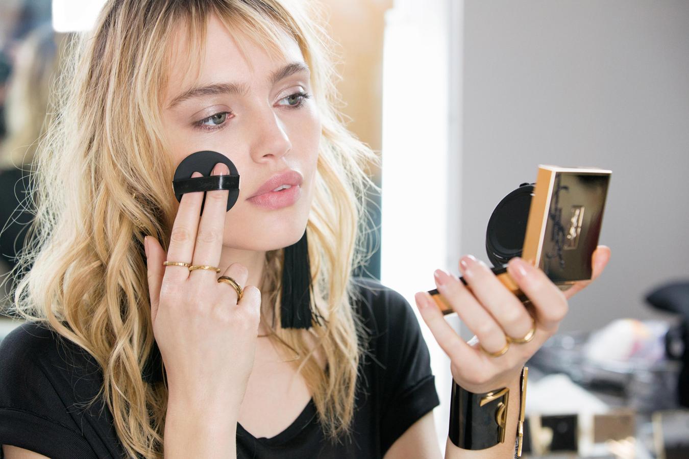 Aquí tienes diversos formatos de iluminadores: líquidos para añadirlos a tu  base de maquillaje , o en polvo, para aplicarlos con brocha. Debes aplicarlo en los pómulos, en el arco de la ceja y en las aletas de la nariz. Pero si tienes dudas, no te pierdas los  consejos de la maquilladora Pilar Lucas .