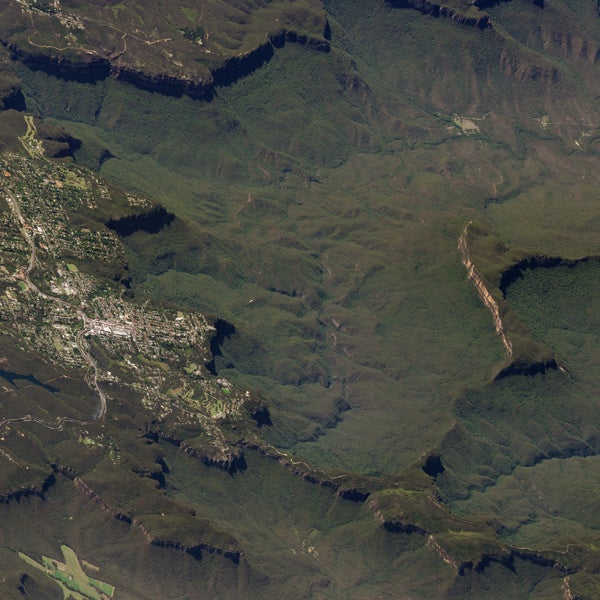 Apenas a una hora de Sídney se encuentran las Montañas Azules, un paisaje de acantilados, mesetas y bosques de eucaliptos relativamente intactos. Cerca de la ciudad de Katoomba, Nueva Gales del Sur, la formación rocosa de las Tres Hermanas parece flotar sobre los valles boscosos.