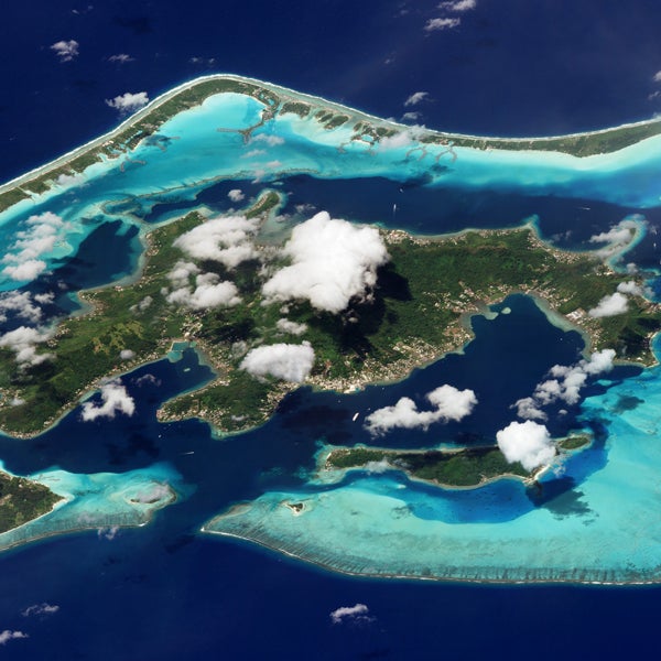 Bora Bora es una isla volcánica clásica rodeada de arrecifes. El aire húmedo del Pacífico Sur que topa con las empinadas laderas de la isla muchas veces no permite apreciar del Monte Otemanu, el punto más alto de Bora Bora, situado en el centro de la isla.
