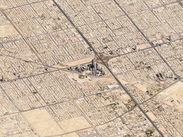 Al igual que Houston, Riyadh presenta grupos de rascacielos rodeados de una urbanización de baja densidad. Pero a diferencia de la pantanosa Houston, el aire de Riyadh es completamente seco, lo que permite una vista súper nítida y expansiva desde el espacio.