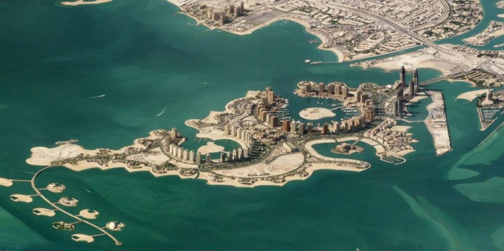 La Perla de Qatar es una isla artificial que se extiende desde la periferia del norte de Doha hasta las aguas superficiales del golfo Pérsico. Los edificios de apartamentos de gran altura que rodean las lagunas de la Perla constituyen una gran cantidad de bienes inmuebles de primera línea de playa.