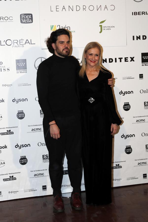 Cristina Cifuentes siempre apoya la moda española, y no duda en acudir a diferentes actos a apoyar a nuestros diseñadores. En la imagen, con Leandro Cano.