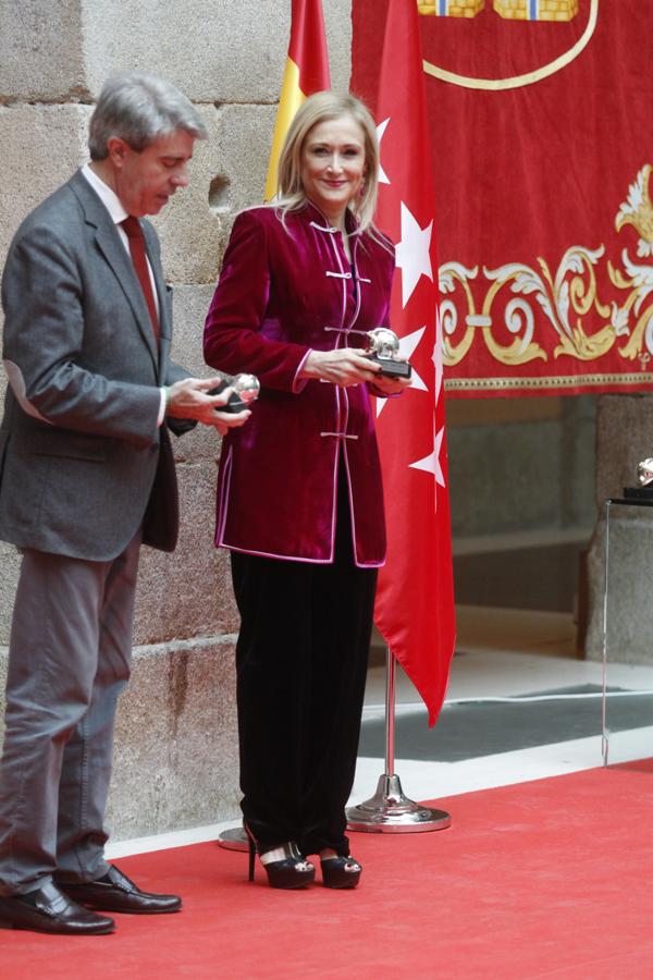 Si te gusta una prenda y te queda bien, te la compras en varios colores. Pues sí, como tú y como yo, Cifuentes también lo hace.