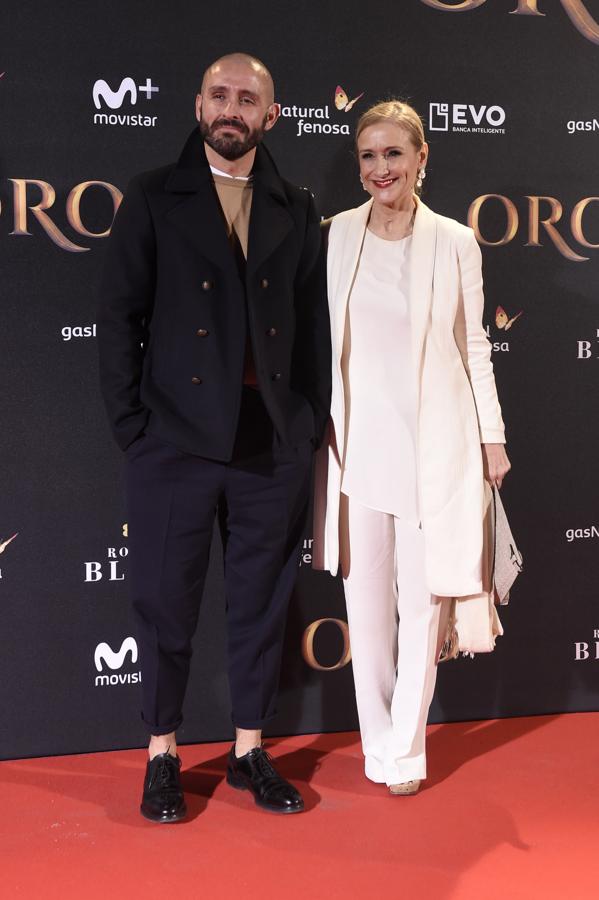 Otro buen ejemplo de cómo lleva la ex Presidenta de la Comunidad de Madrid el 'total white'.