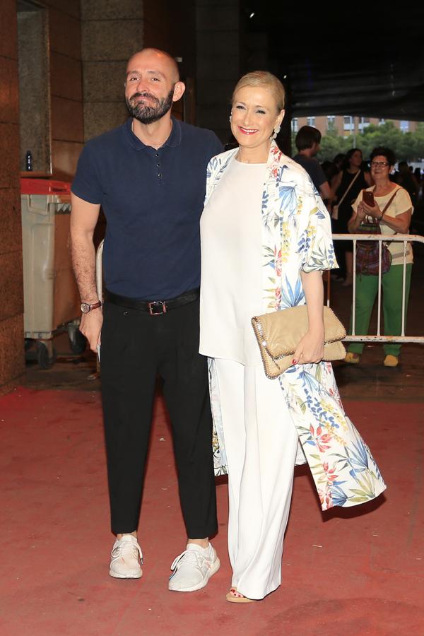 ¿Habíamos hablado ya de los kimonos de Cristina Cifuentes? Este es más largo, y su estampado tropical nos ha enamorado.