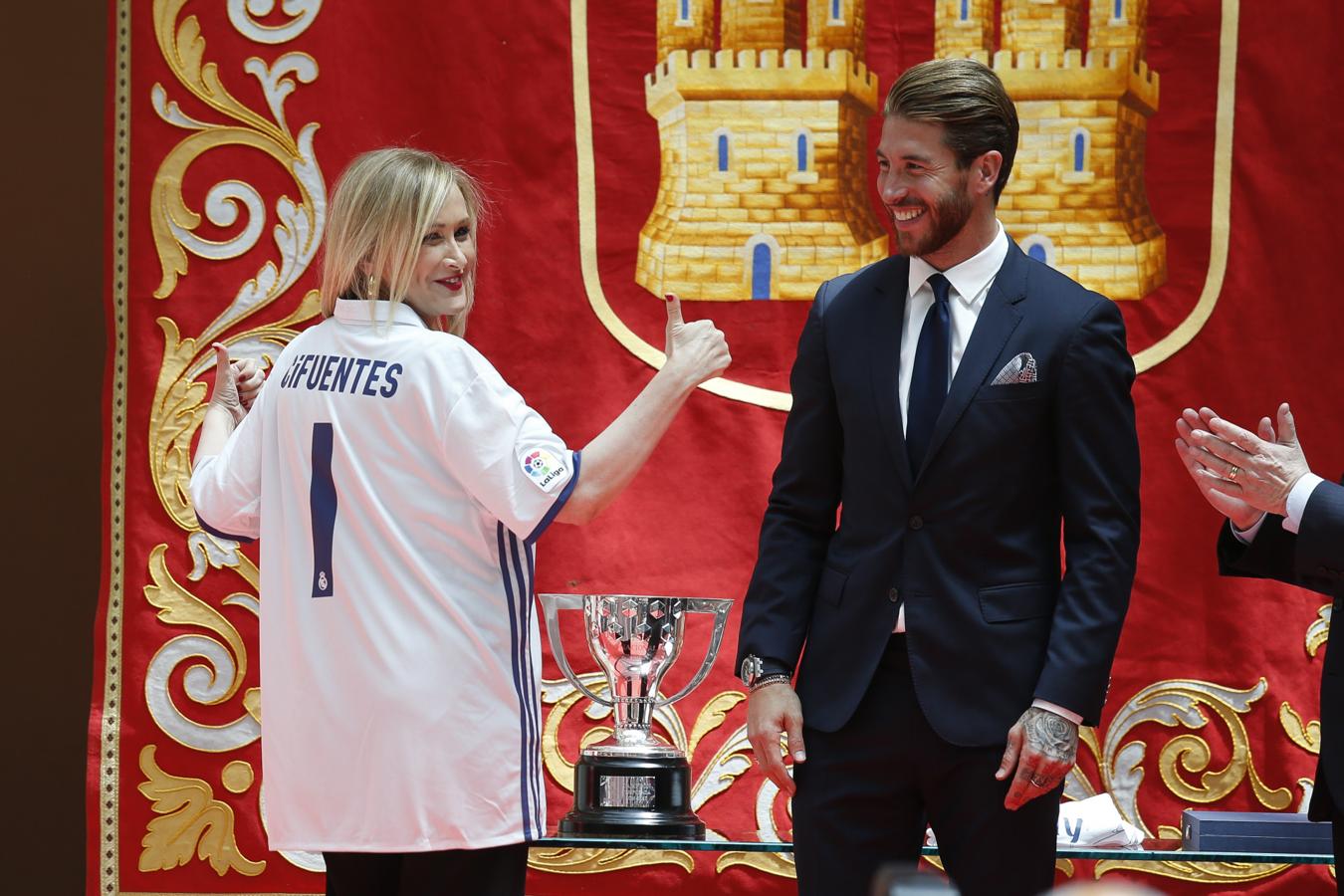 No vamos a sacar los colores, que la ex Presidenta de la Comunidad de Madrid ha posado tanto con la camiseta del Real Madrid, como con la del Atleti.