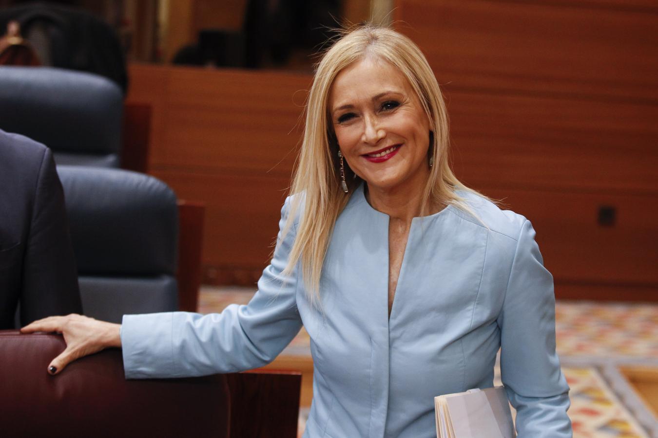 Y, de nuevo también, Cristina Cifuentes con una original chaqueta.