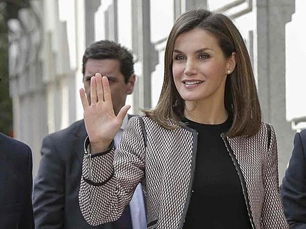 La Reina Letizia saluda a su llegada a su primer acto oficial tras la polémica del vídeo viral.